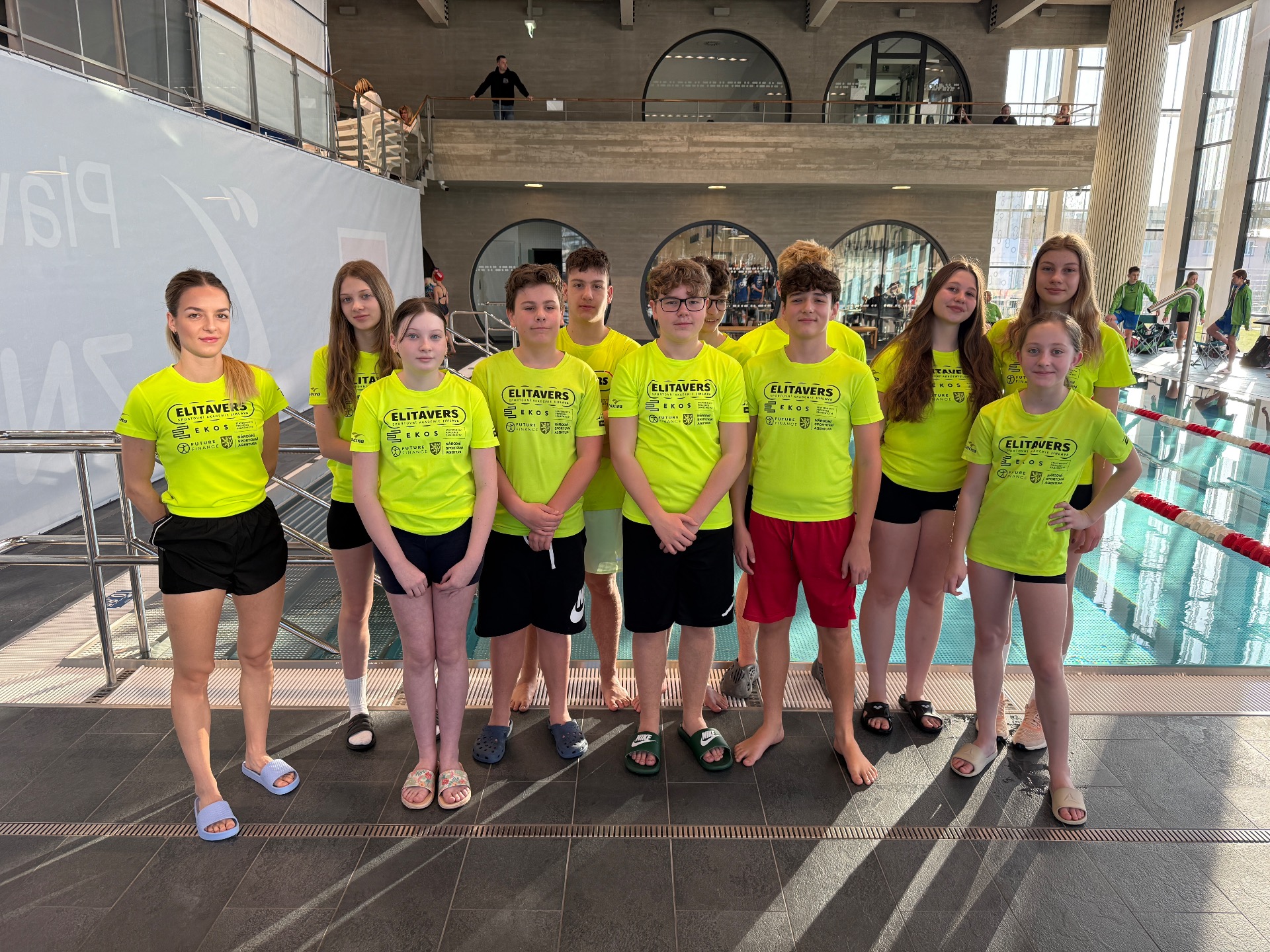 Náš tým ve Znojmě na krásném bazénu 