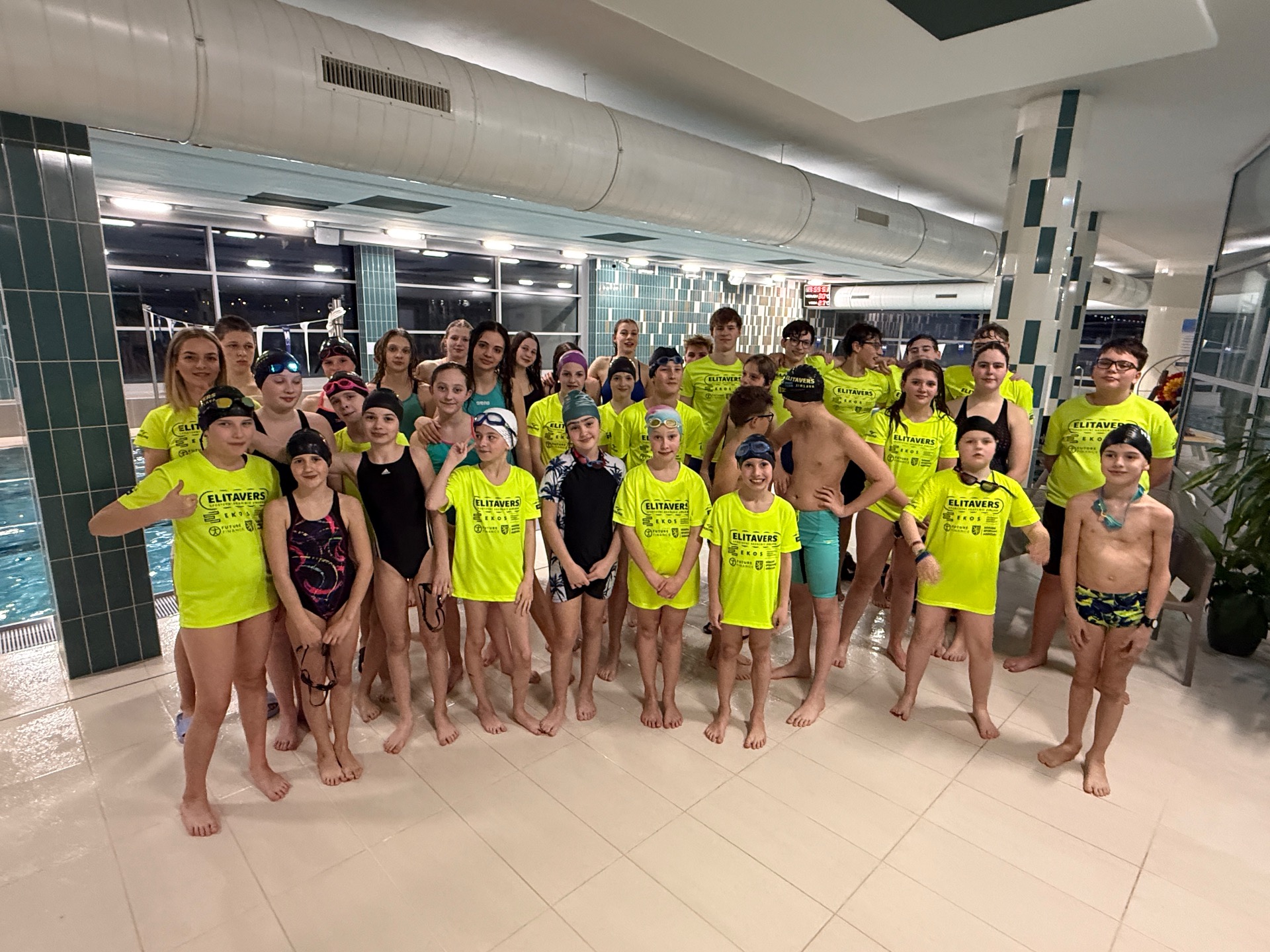 Náš tým plavců a plavkyň na závodech